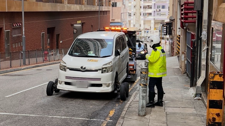 警方葵涌打擊不專注駕駛 發逾600張告票 拖走5車