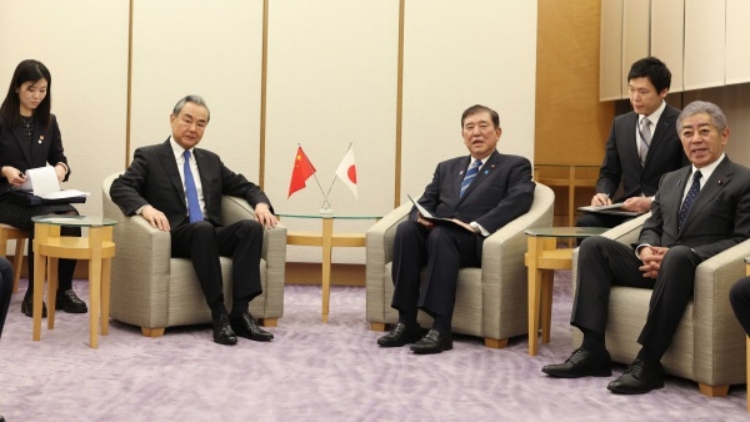 外交部長王毅晤日本首相石破茂