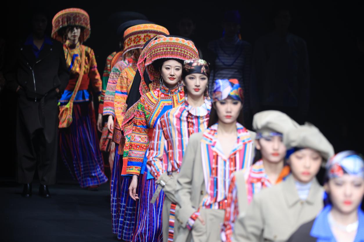 傳統與現代交融綻放 四川鹽邊傈僳族服飾文化驚艷亮相中國國際時裝周