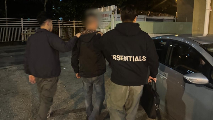 涉金錢糾紛葵涌大隴街2單位遭淋紅油 警拘2男