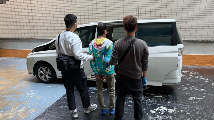 警方觀塘檢逾8000張色情光碟 拘54歲男子 