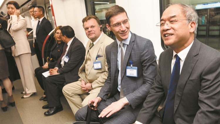 廣州市軌道交通產業推介會舉行 34國領事官員點讚廣州地鐵