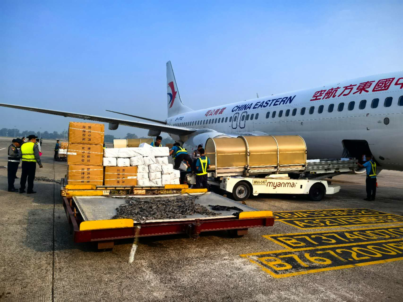 有片︱首班國際救援包機馳援緬甸震區 運送37名應急救援人員5噸物資