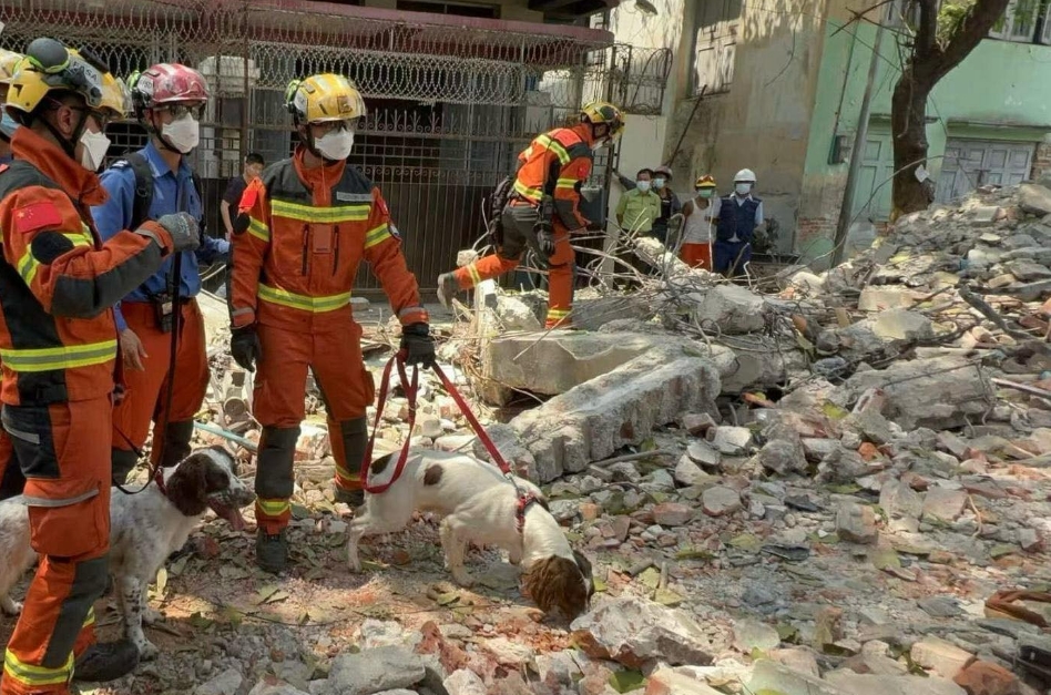 緬甸救援｜特區救援隊戴口罩防石綿沉著症 透過無人機或居民資訊搜尋生還者