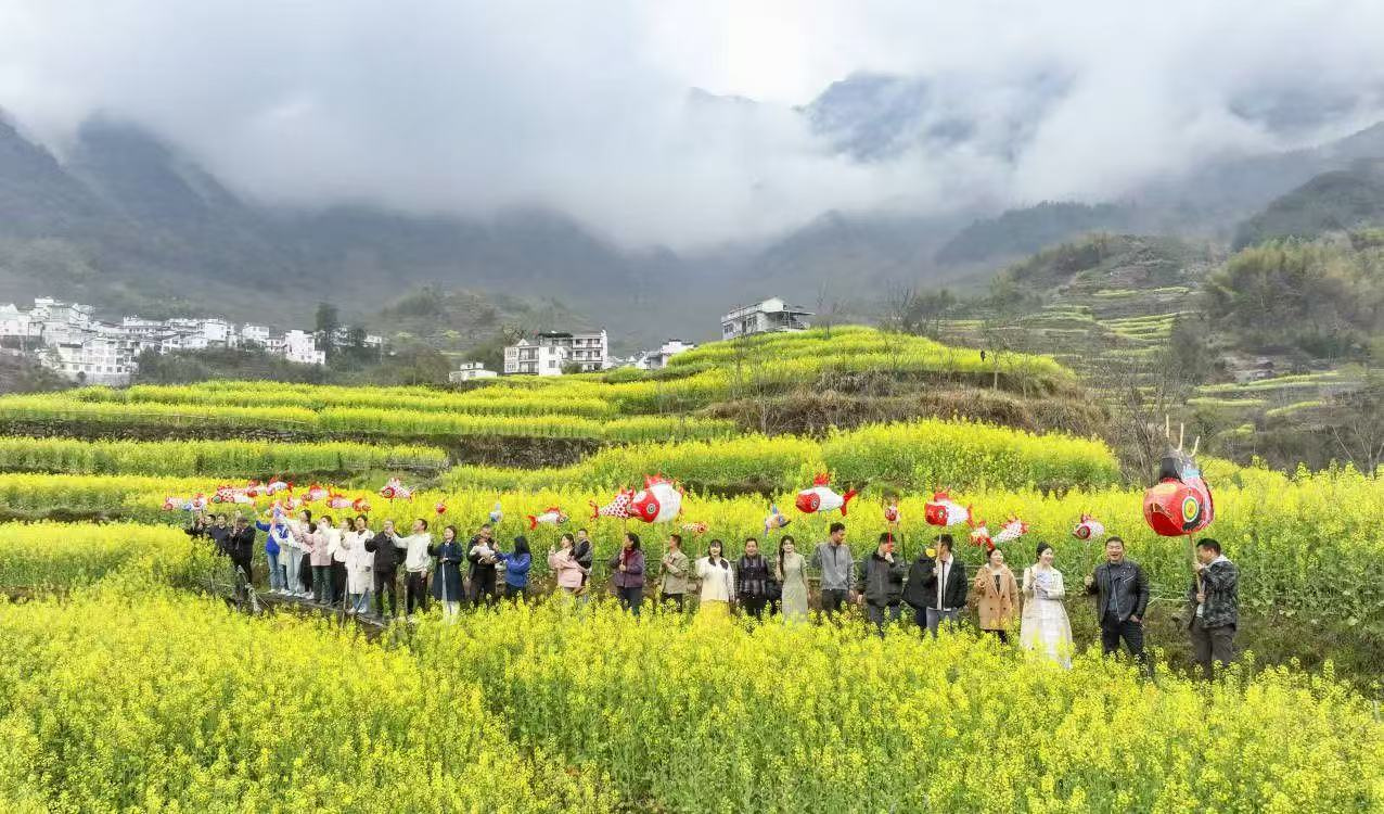 皖歙縣：非遺魚燈舞動梯田花海
