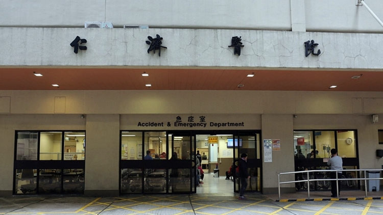 疑不滿收交通告票 荃灣六旬男子襲擊交通督導員被捕