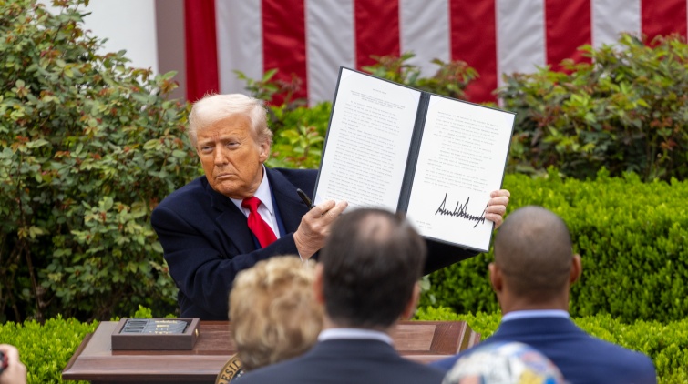 特朗普宣布國家緊急狀態 全面徵收關稅 美股期貨全線跳水