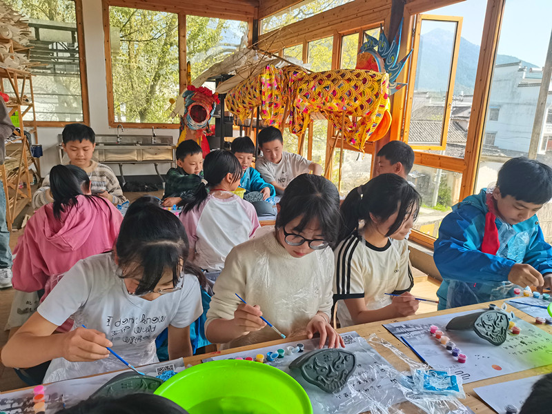 非遺體驗+古村探訪  皖黟縣宏村學校創新開展春季研學
