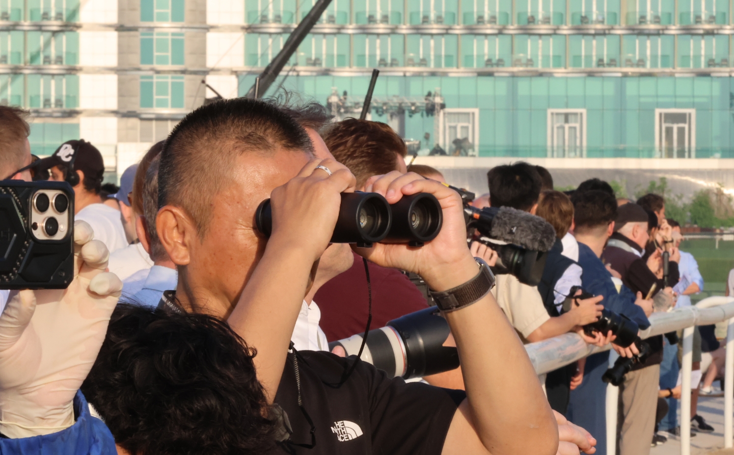 有片丨迪拜世界盃賽馬日直擊 成哥望遠鏡睇實 浪漫勇士狀態續進