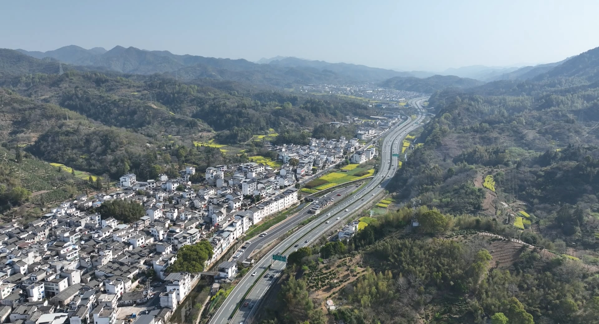 皖歙縣：徽杭高速迎來返程高峰 當日車流量近6萬輛