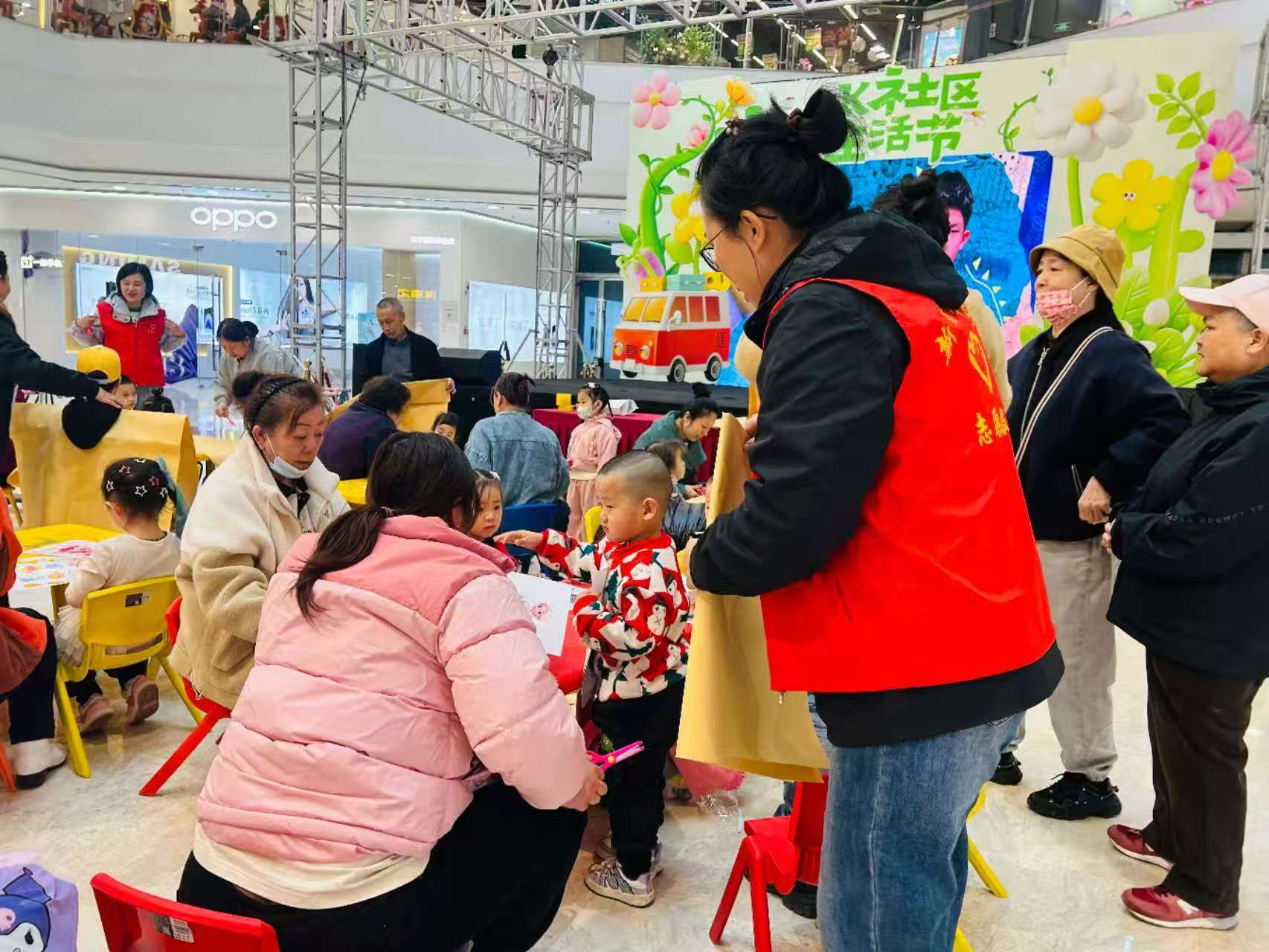 哈市香坊區新香坊街道鐵成社區環保繪畫時裝走秀在哈東萬達廣場舉辦