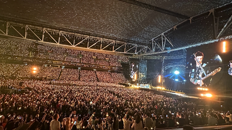 有片｜啟德體育園首場演唱會 英國樂隊Coldplay熱爆