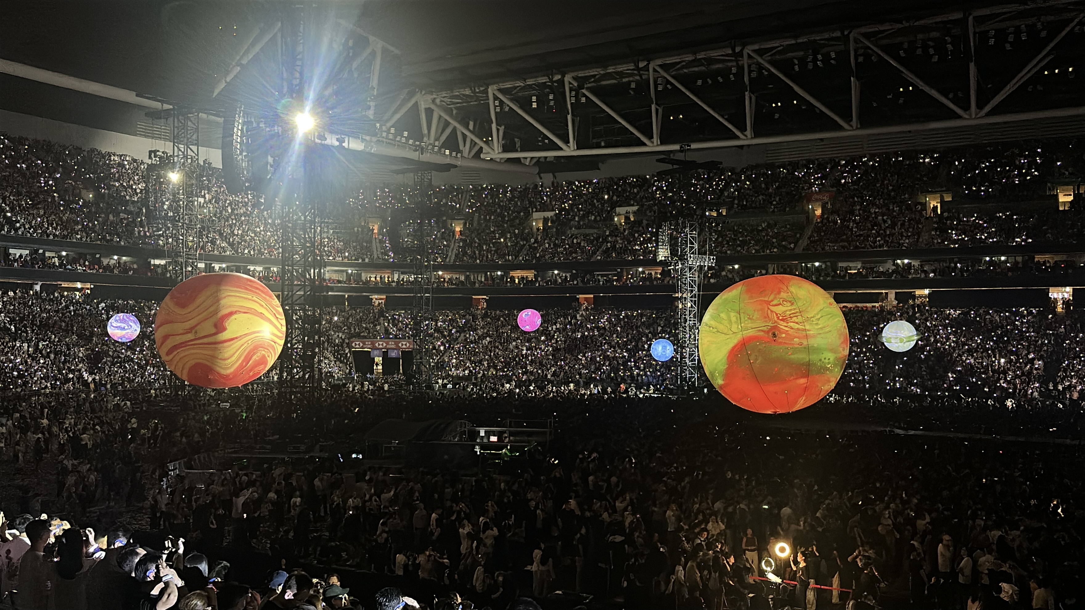 有片丨【木子手記】啟德high爆  財爺「呼客喚友」熱捧Coldplay