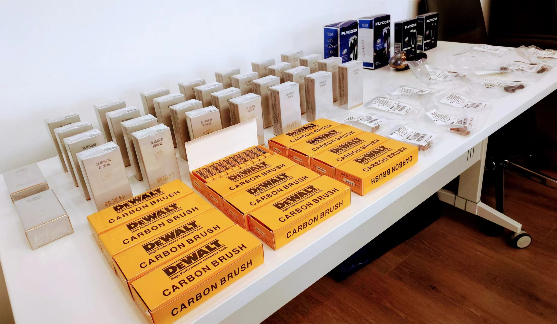 松江警方偵破：私自封包組裝碳刷  網上半價銷售正品產品