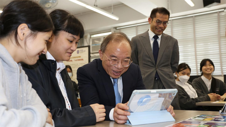 曾國衞到訪中學體驗國安教育