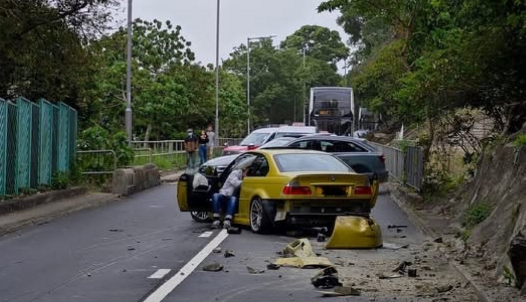 大潭道私家車失控撞山坡 交通受阻一度癱瘓
