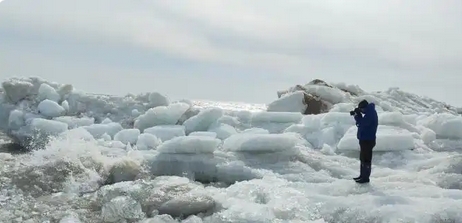 中俄界湖興凱湖罕見「武開湖」  數米高冰排堆上岸