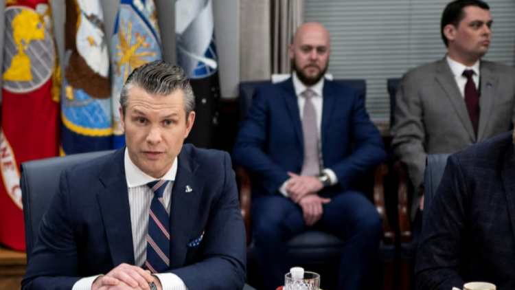 「群聊門」洩密事件最新進展：美防長親信被帶走調查