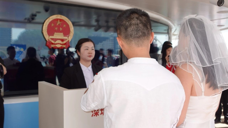 深圳首個戶外海上婚姻證書頒發點喜迎新人