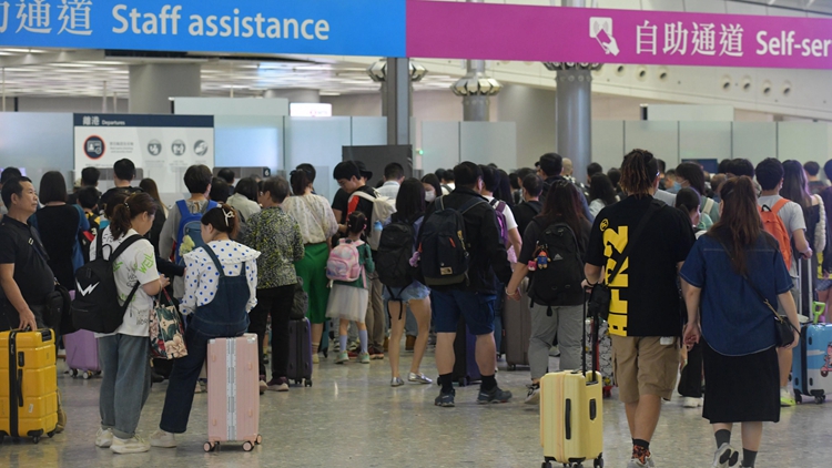 多圖｜復活節假期展開 大批市民外遊 高鐵西九龍站等人頭湧湧
