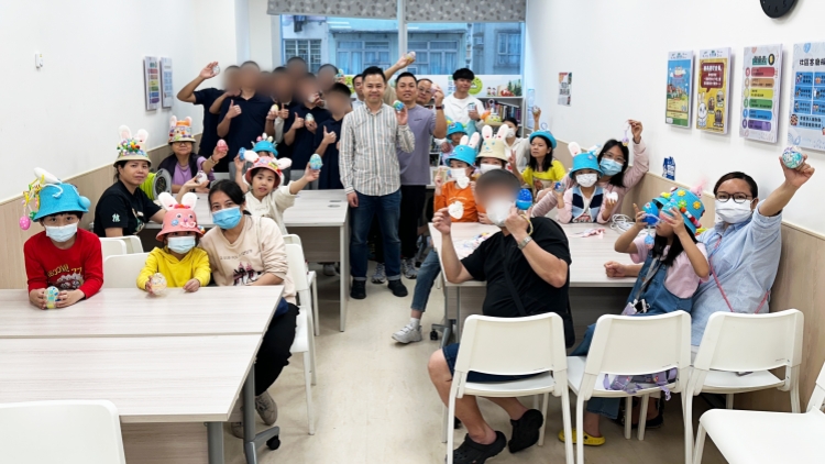 懲教署首次聯乘社區客廳辦節慶活動 受訓生向小朋友贈「種子紙」及「禪繞蛋」