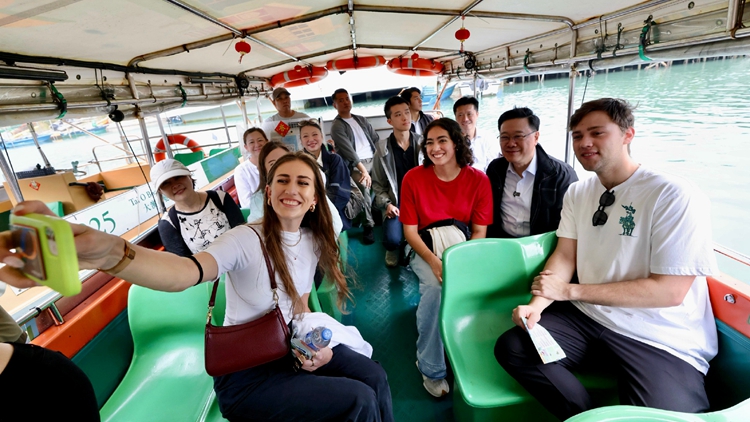 有片｜李家超到訪大澳撐商戶 強調政府會繼續發展不同旅遊資源吸引旅客