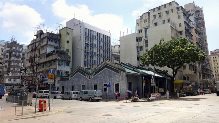 六旬漢倒斃街頭 疑屍體被人從住所搬出