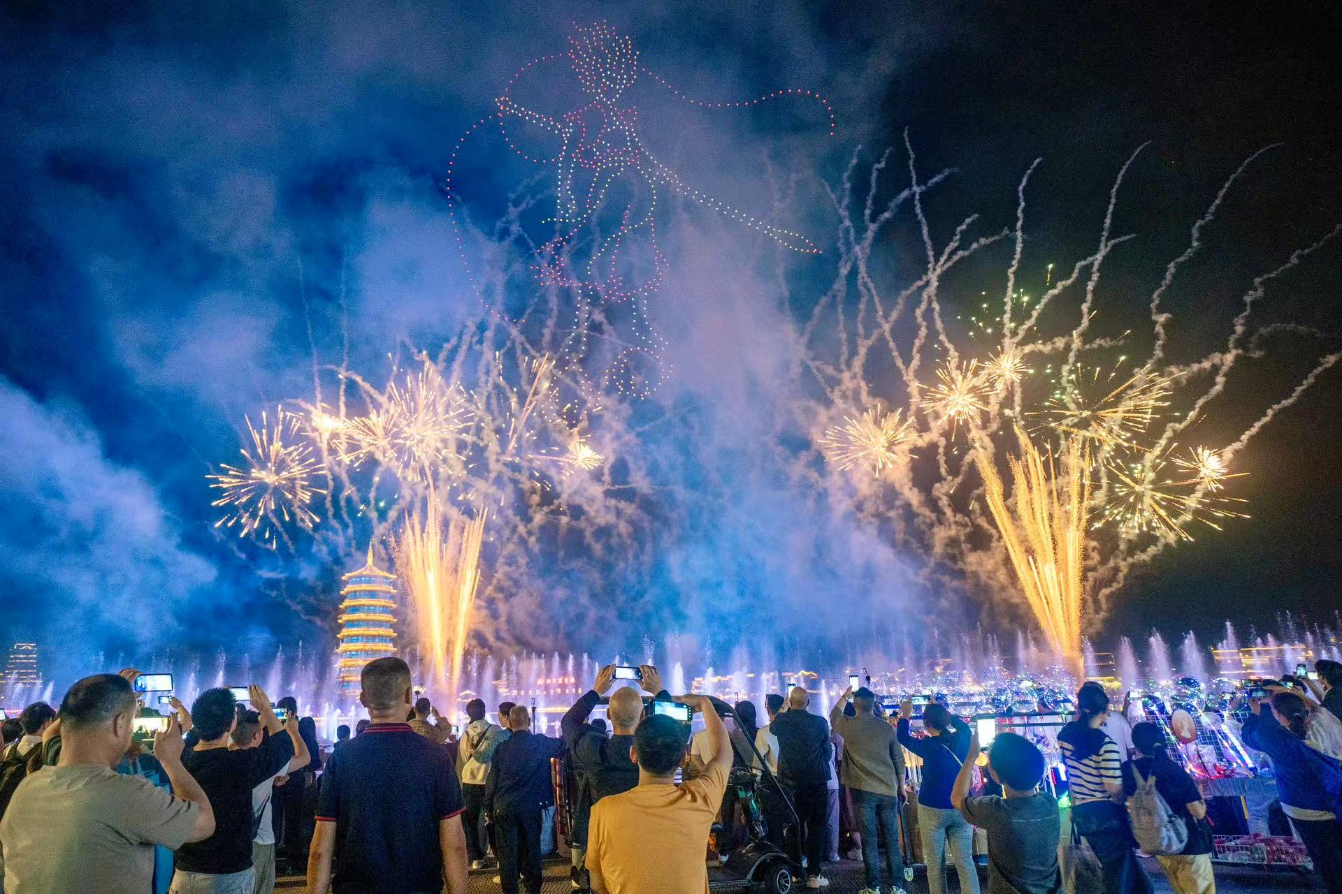 千架無人機繪神話長卷 800港人共賞長沙銅官窯國潮焰火盛宴