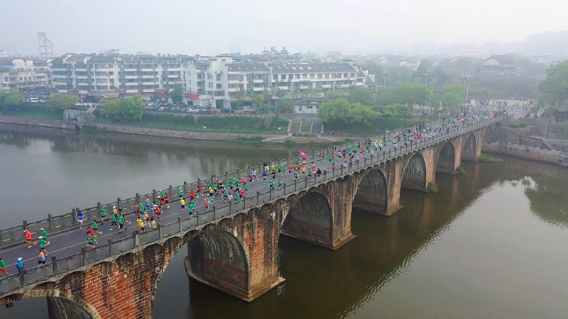 燃亮「歙馬」！千名志願者為萬名跑者暖心護航