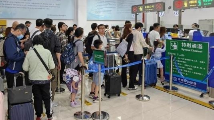 珠海九洲港口岸迎來跨境遊小高峰