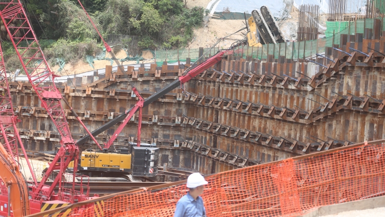 清水灣道地盤吊臂車翻側 工人被困受傷送院
