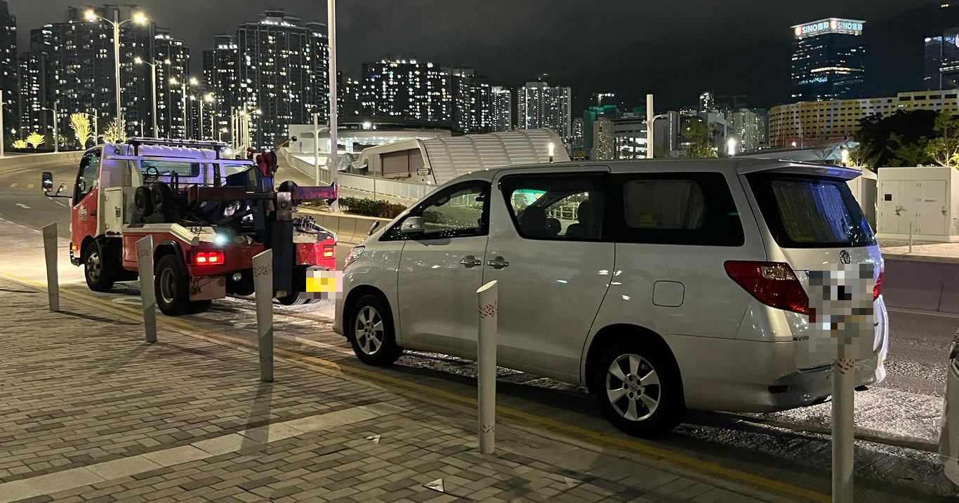 警方啟德體育園打擊違泊 拖走4輛嚴重阻塞車輛