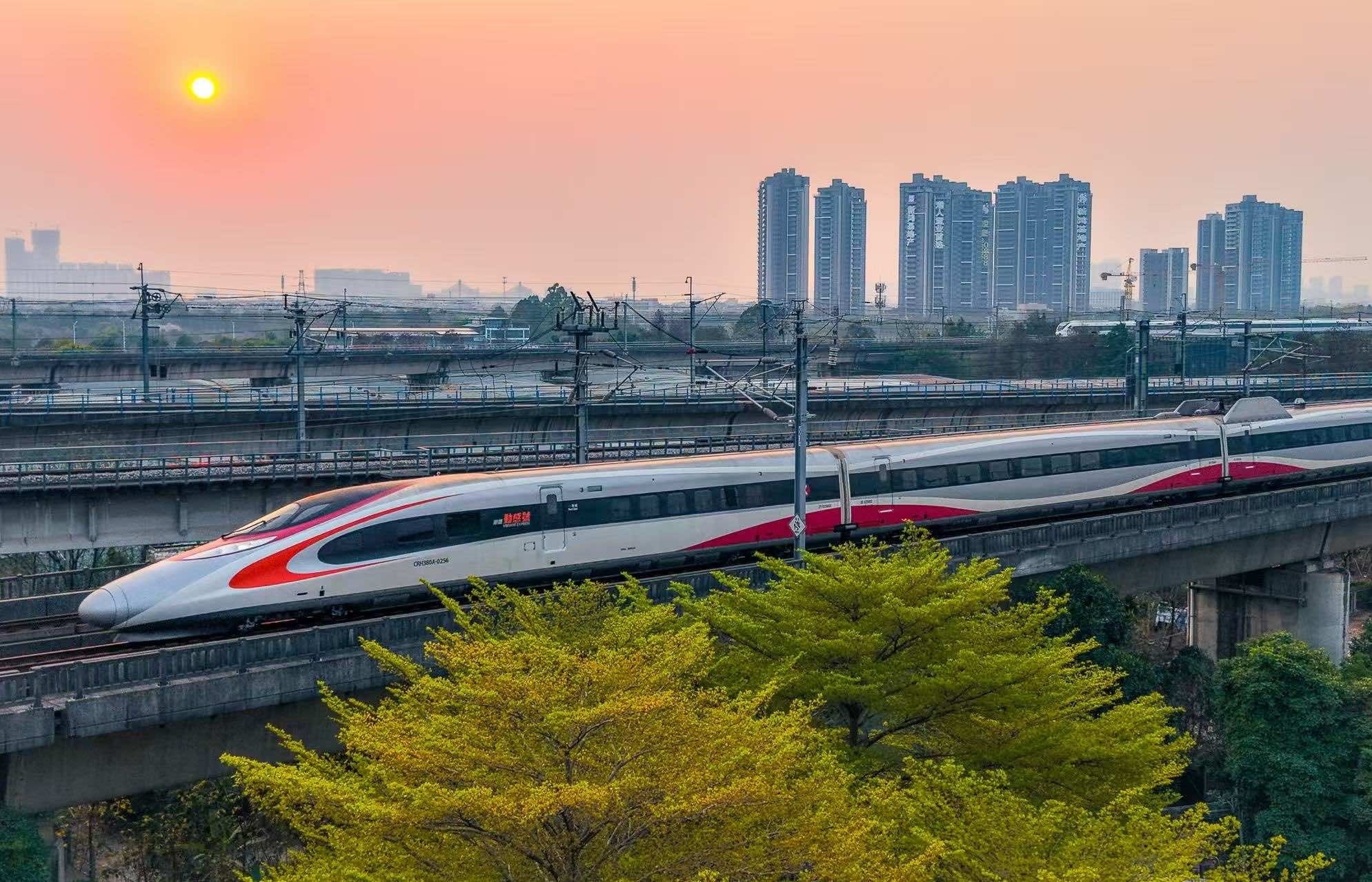 「五一」假期廣鐵將加開2490餘趟旅客列車