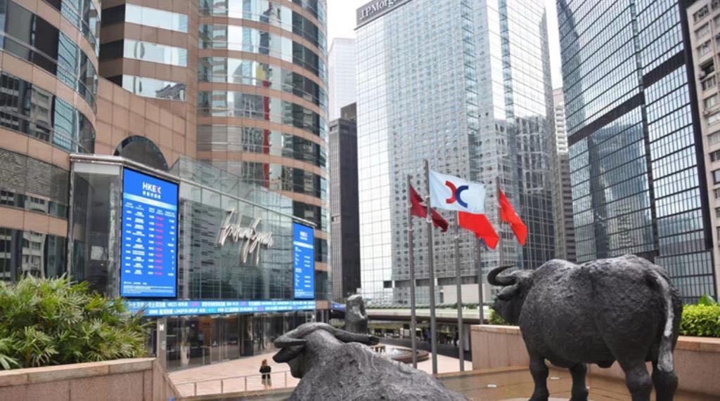 【收市盤點】港股全日爭持升36點上22000 滙豐升3%內銀績前軟