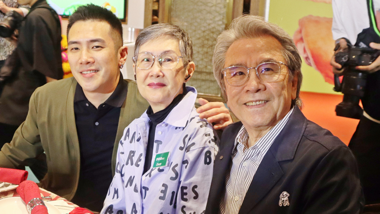 有片 | 【娛樂】姜大衛一家向長者派利是送驚喜