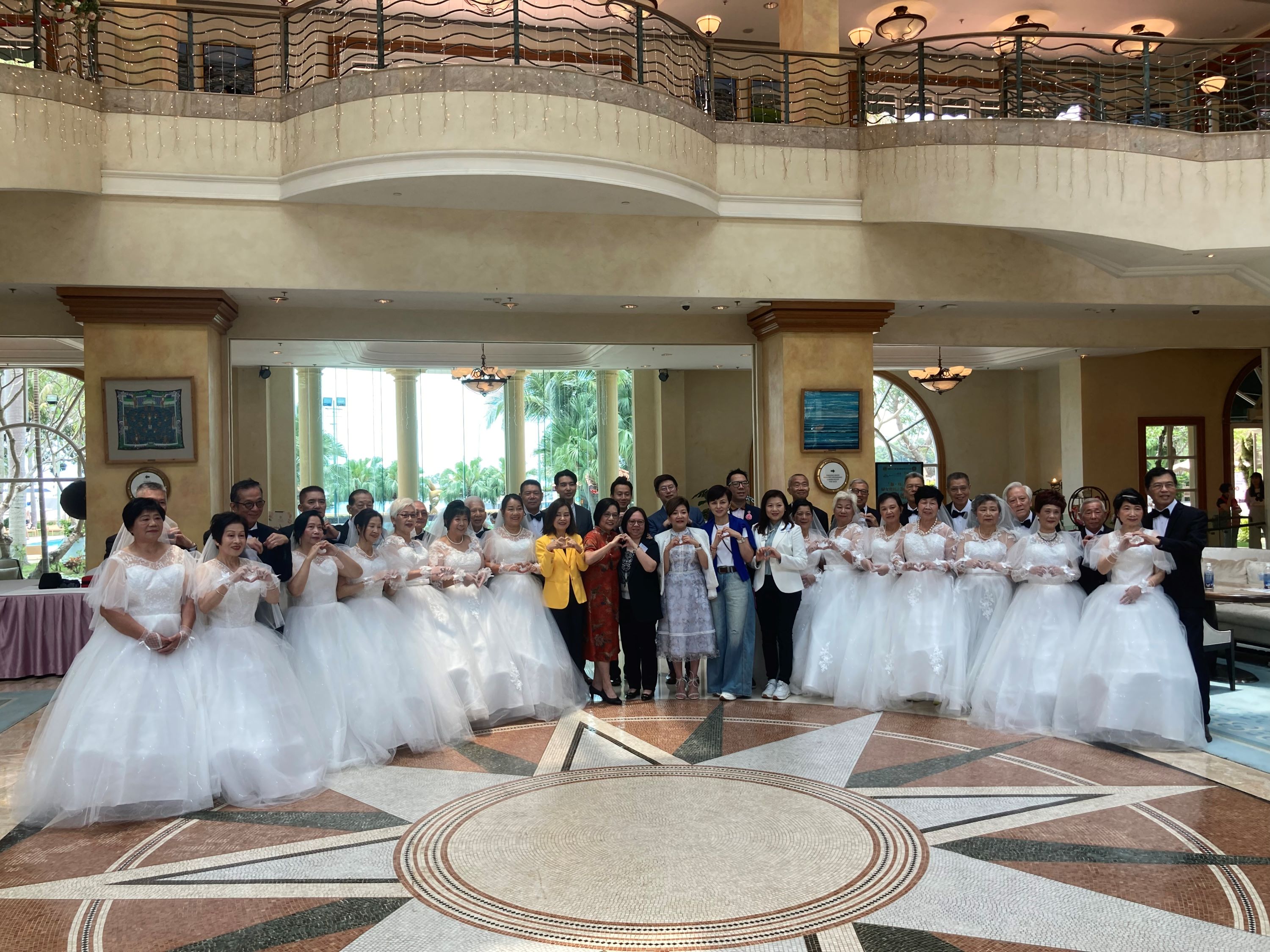 五十對銀髮夫婦黃金海岸拍婚紗照  重溫浪漫