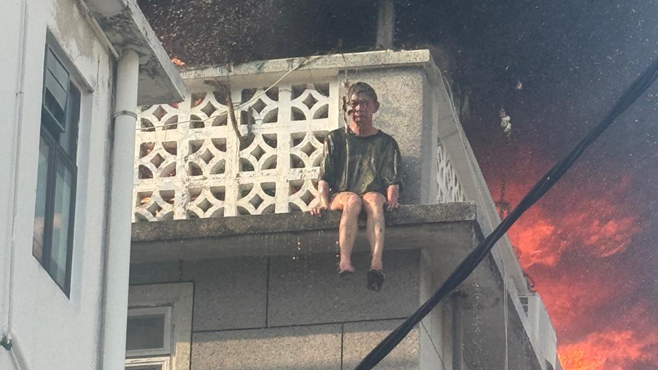 元朗錦田一村屋起火 男戶主危坐天台獲救送院救治
