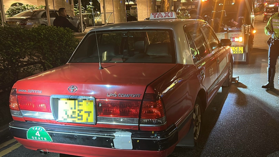 警方港島打擊交通違例 發出44張告票