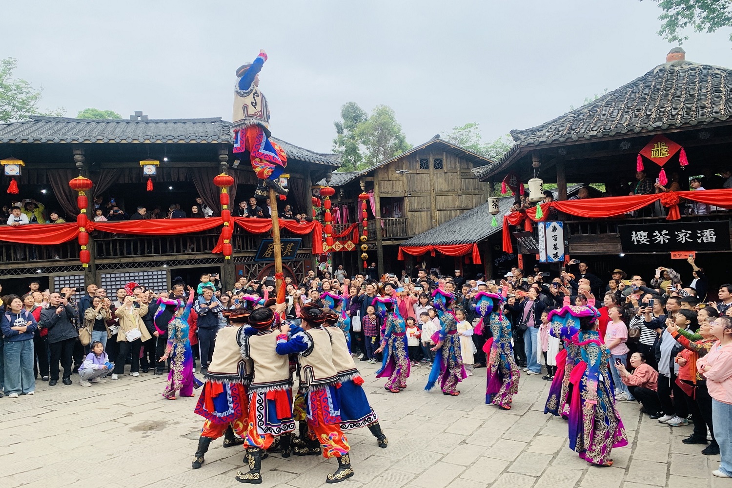 羌山五月景更奇  四川北川「五一」推出多條趣玩路線