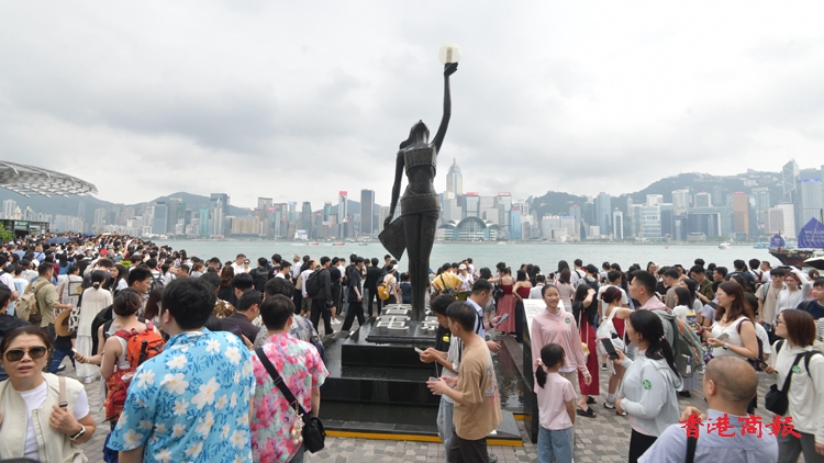 五一黃金周首日大量旅客訪港 尖沙咀街頭打卡男女如潮湧