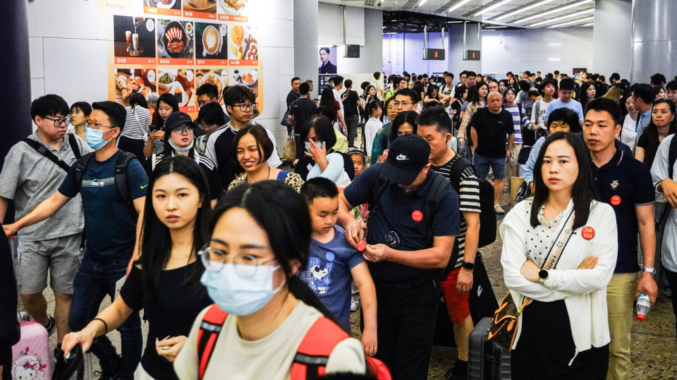 「五一」黃金周｜截至下午4時逾30萬人次入境 內地客佔18.2萬