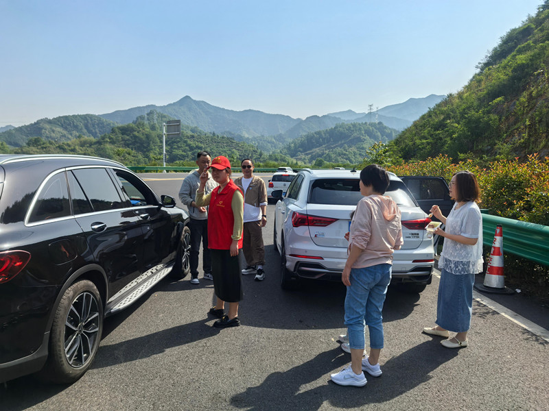 皖黃山譚家橋鎮：「紅馬甲」護駕舒心游