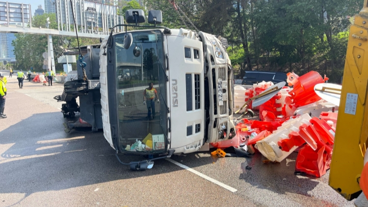 西九龍快速公路泥頭車翻側 司機受傷送院