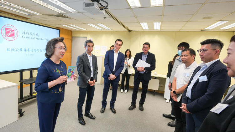 楊何蓓茵探訪政府統計處 鼓勵持續應用創新科技滿足對統計需求