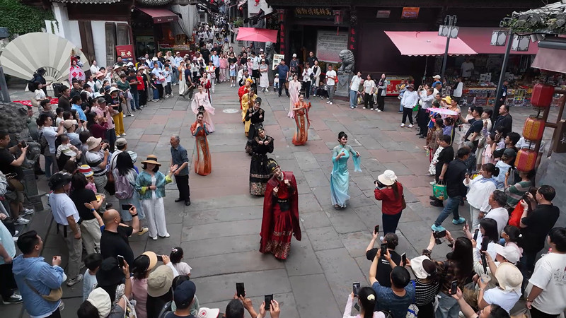 皖黃山：屯溪老街變「時空劇場」 市民遊客觀演熱情高漲