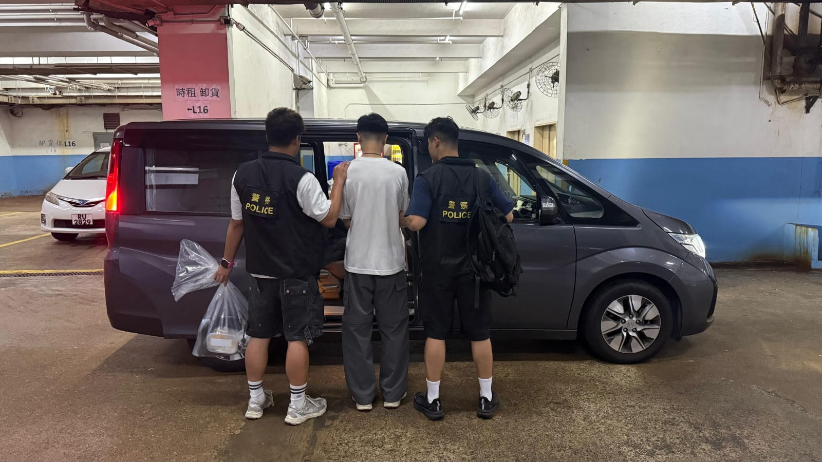 警破工廈毒品儲存倉 拘一男檢96萬元毒品