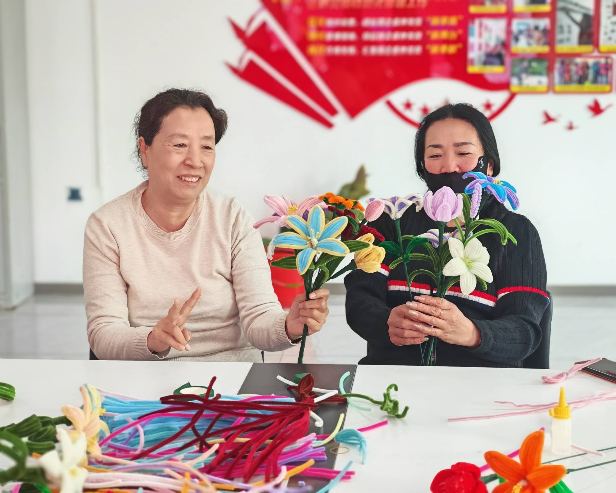 哈市香坊區聯草社區：巾幗巧手工坊母親節活動弘揚孝親美德