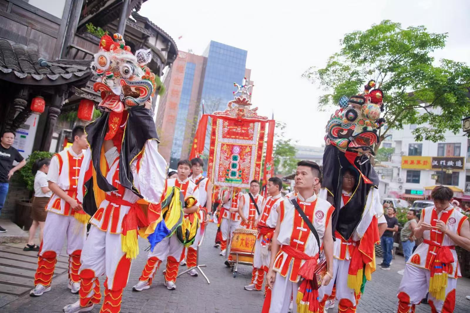深圳多彩景區帶熱旅遊經濟 「五一」23萬旅客遊甘坑！