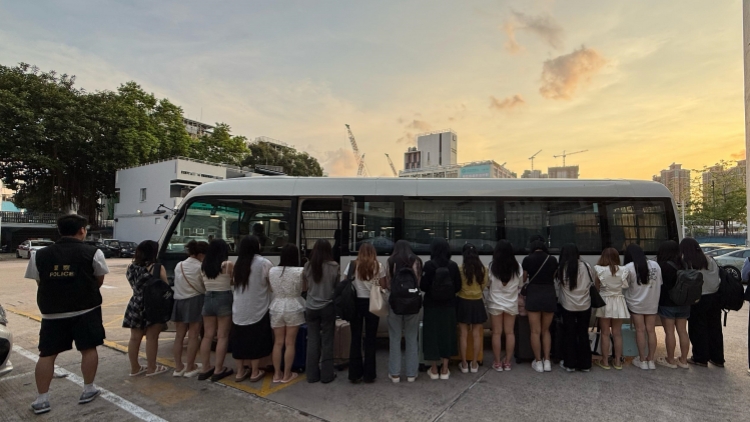 警方元朗掃黃拘21名女子