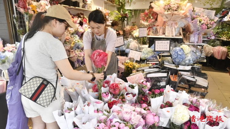 圖集 | 母親節消費市道暢旺 每家平均花300元買花